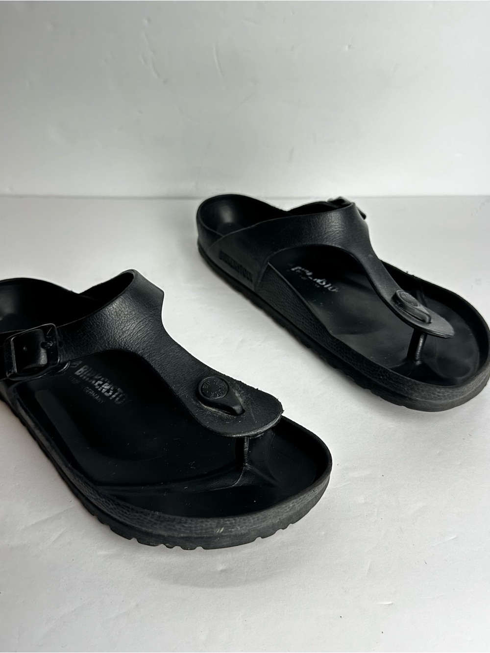 Birkenstock Gizeh EVA Sandals Women's Size 6 or Men's 4 EU 37 Black Buckle Logo